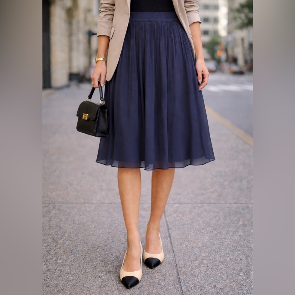 👗 H&M Trendy Navy Midi Skirt Pleated Chiffon Size US 0 2 / XS worn few times